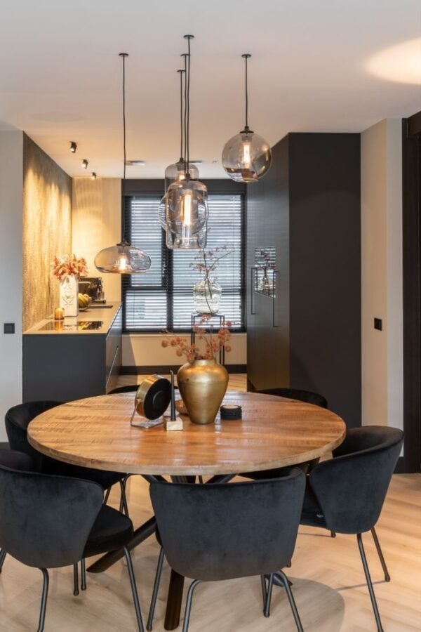 Kleine eethoek indeling met ronde tafel