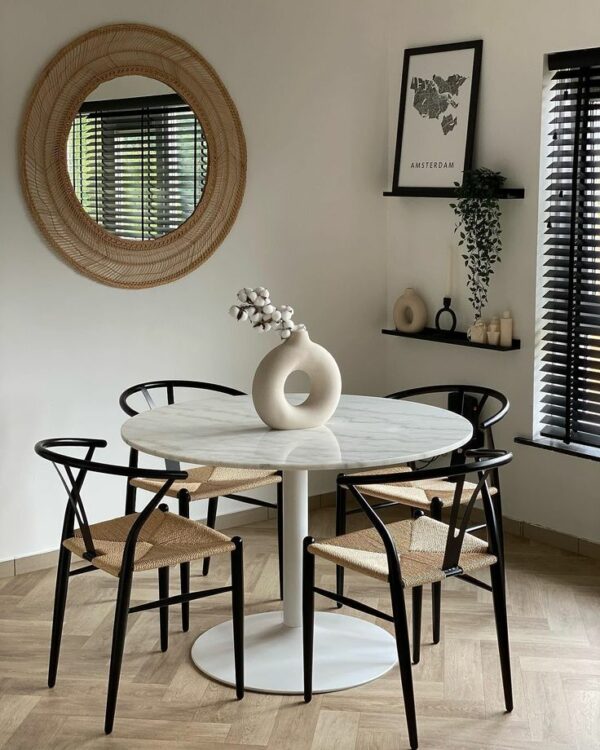 ronde eettafel in een kleine eethoek voor 4 personen
