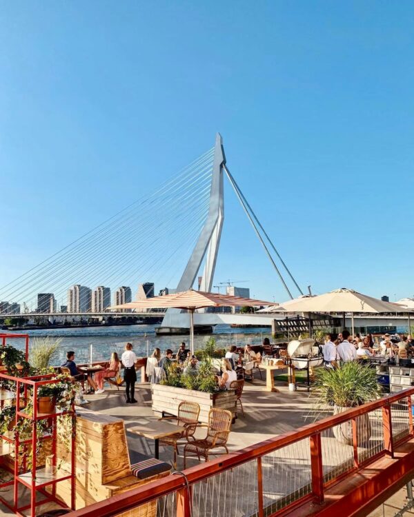 Dudok aan de Maas terras in Rotterdam aan het water