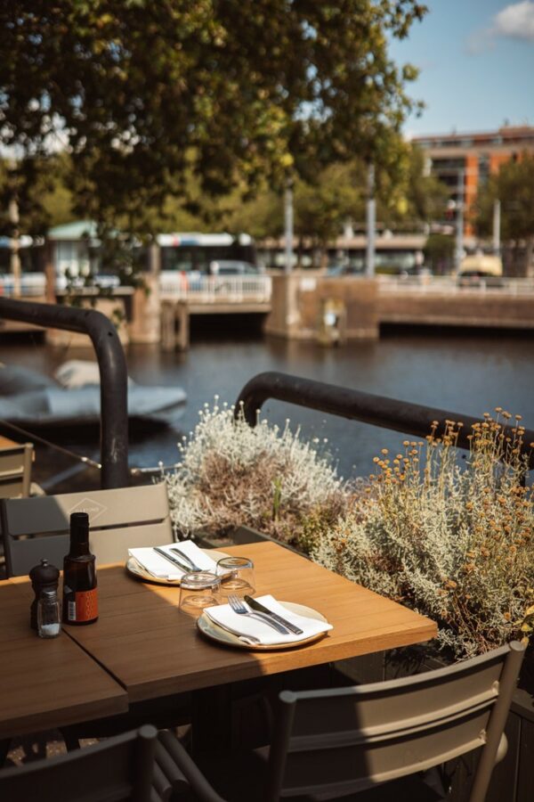 Destino terras in Rotterdam aan het water