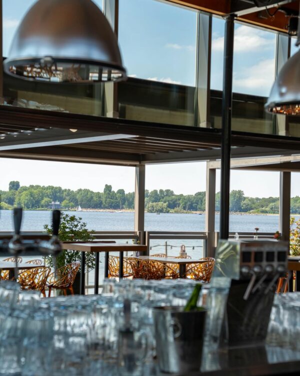 De Tuin van de Vier Windstreken terras aan het water in Rotterdam