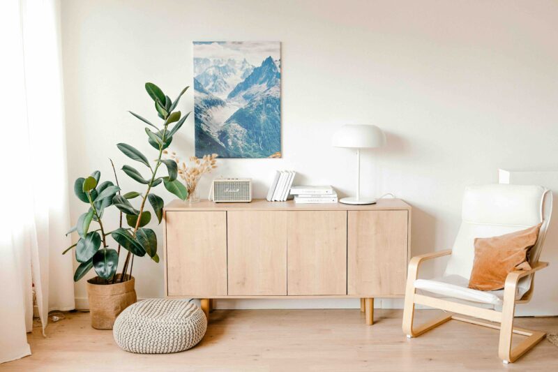 een opgeruimde woonkamer helpt om geld aan te trekken volgens feng shui