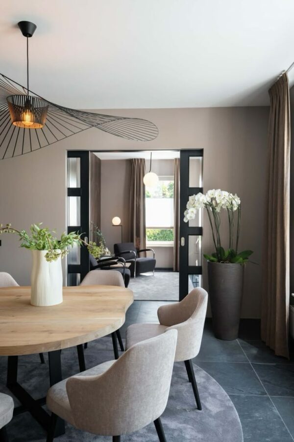 taupe of beige muren bij een grijze vloer