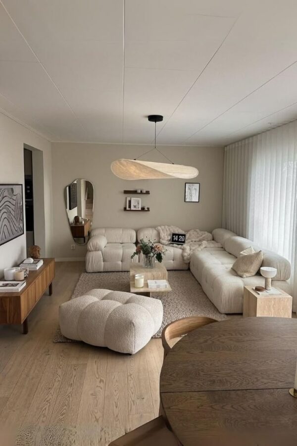 een moderne, modulaire bank in een woonkamer