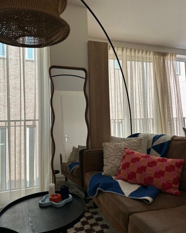 trendy houten spiegel van Xenos met golvende rand in een woonkamer