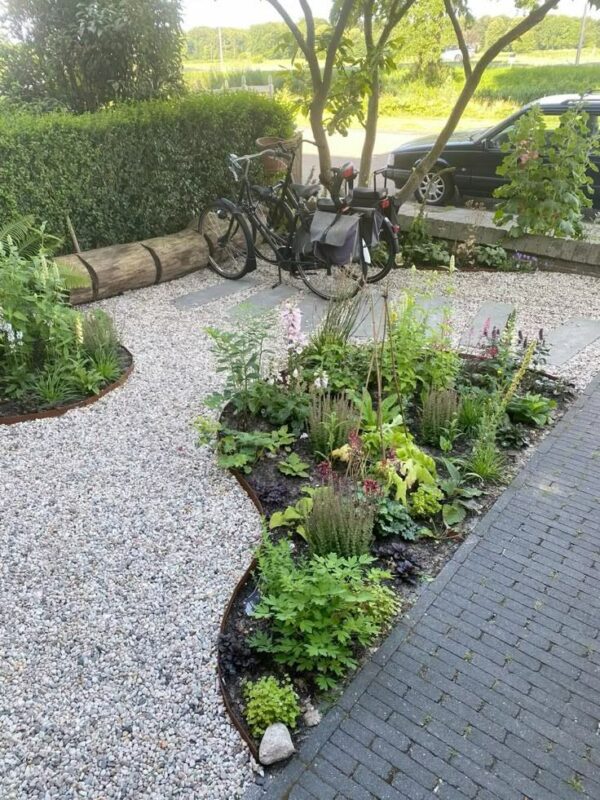 voortuin ideeën voor een rijtjeshuis: organische vormen in tuin met borders 