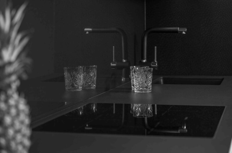 vingervlekken mat zwarte keuken schoonmaken