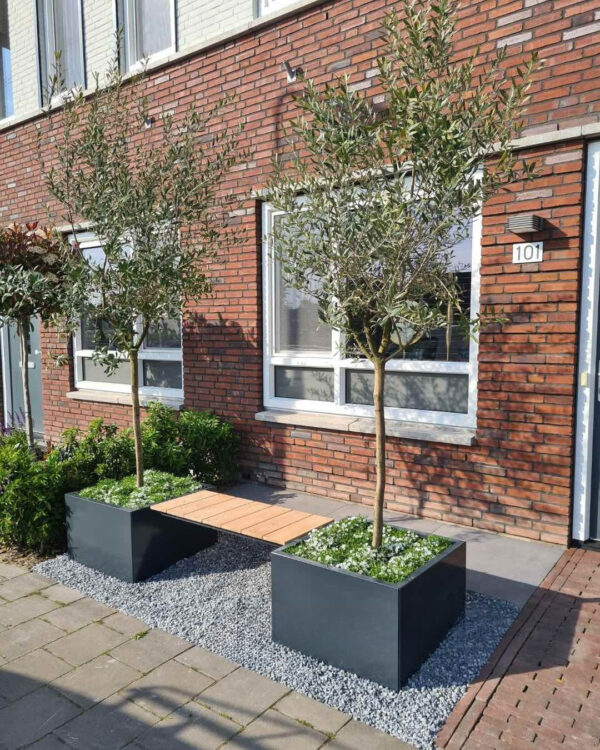 voortuin rijtjeshuis ideeën: bankje in voortuin