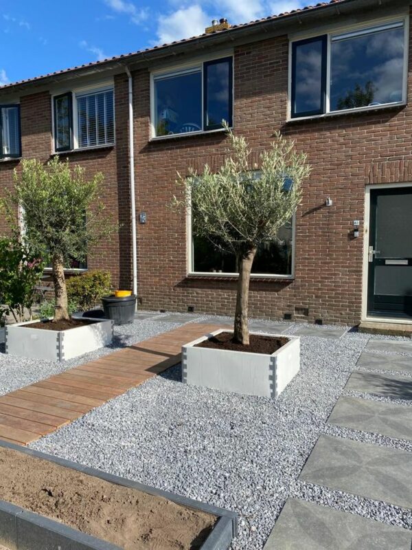 Voortuin rijtjeshuis ideeën met plantenbakken en houten bestrating