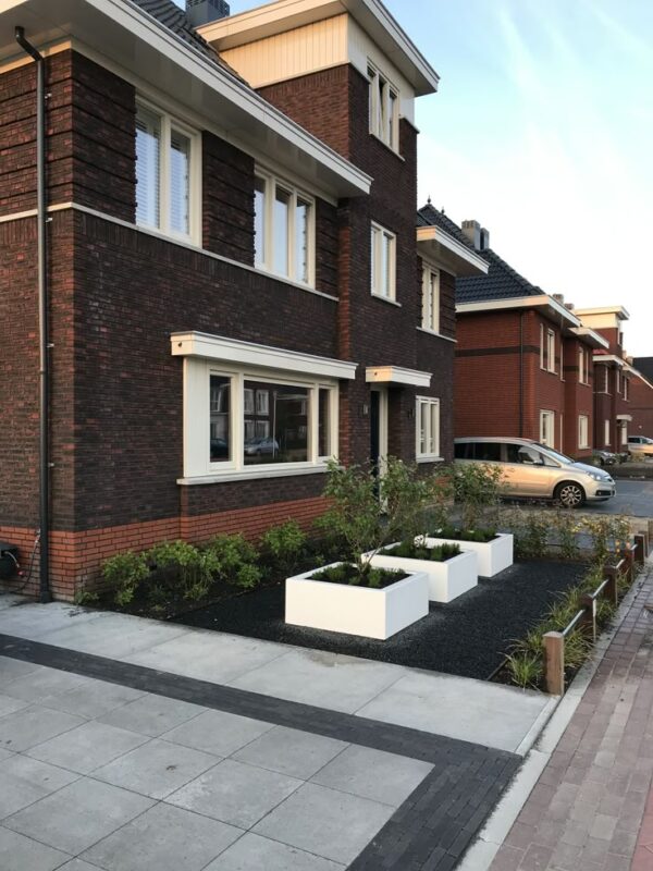 plantenbakken in voortuin