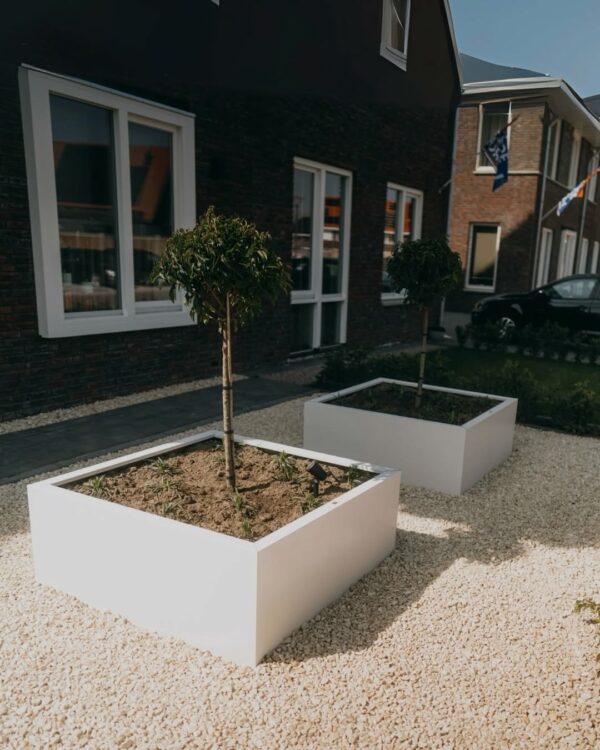 Voortuin rijtjeshuis inspiratie: grote plantenbakken in voortuin