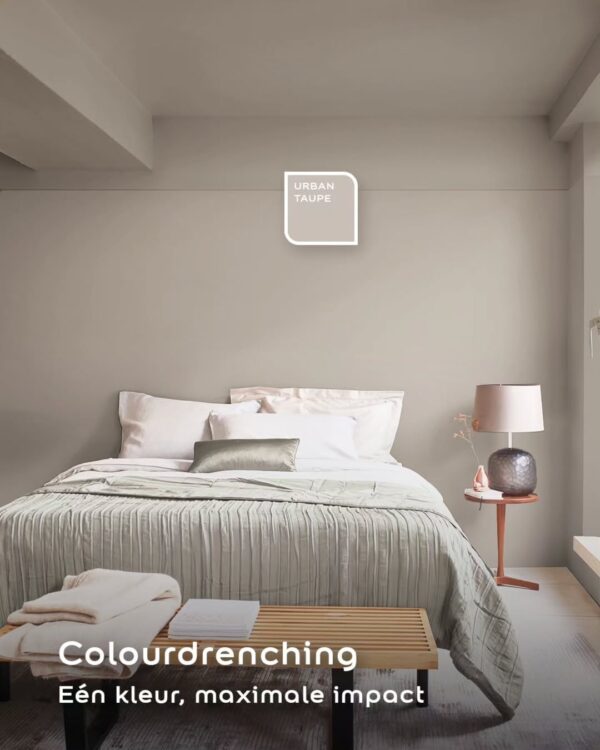 Urban taupe van flexa in een slaapkamer
