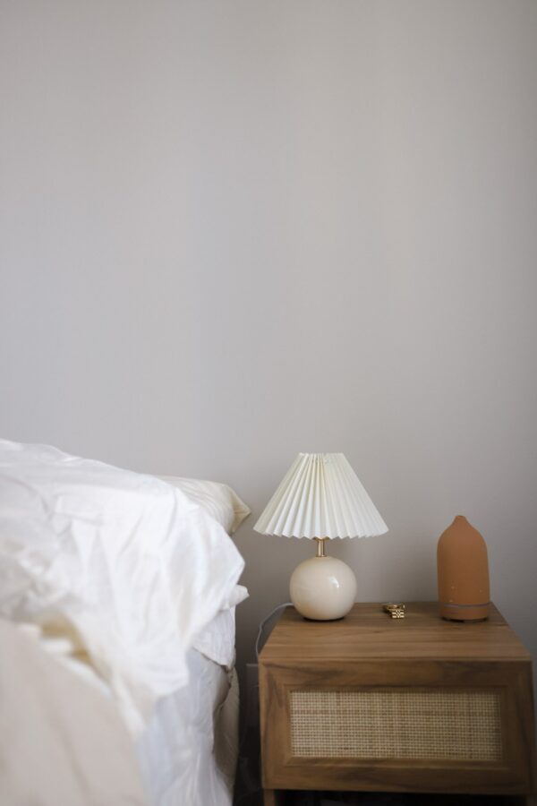 een draadloze aroma diffuser op een nachtkastje