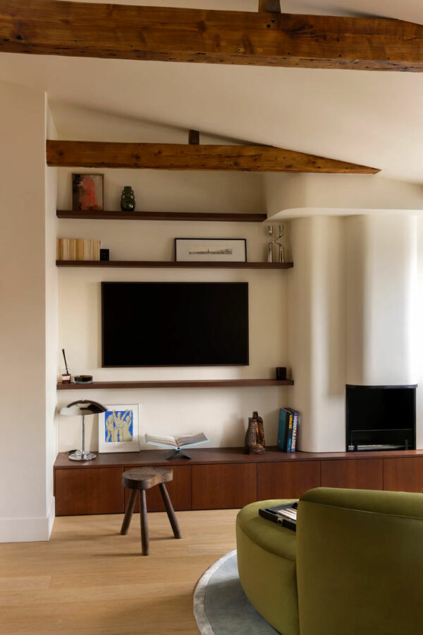 tv wegwerken in woonkamer met nis