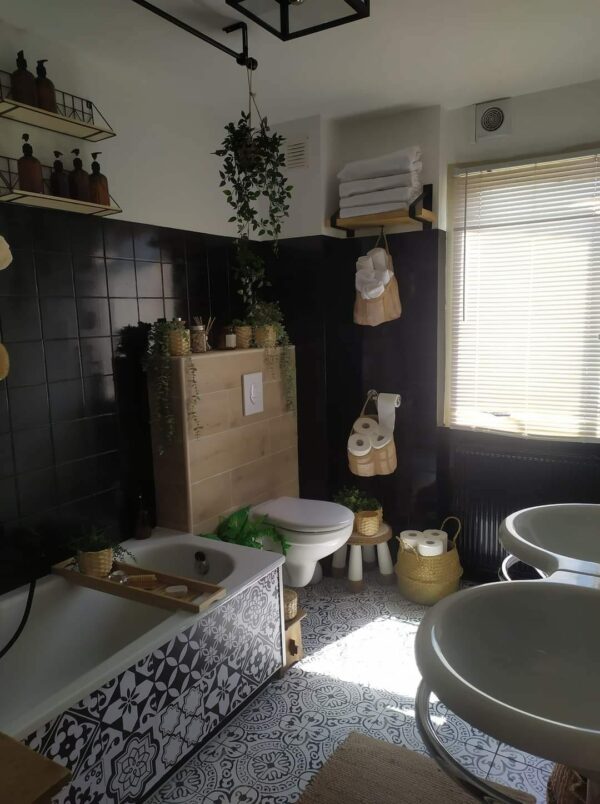 zwarte tegelverf in badkamer