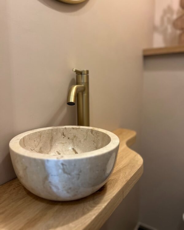 beige beton ciré over tegels in de badkamer