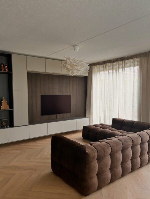 woonkamer met bruine bank