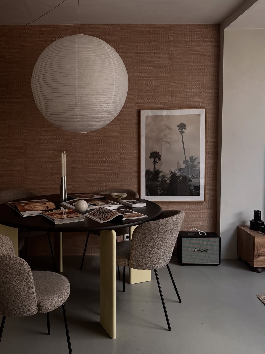 Beige Kwantum behang in een eetkamer