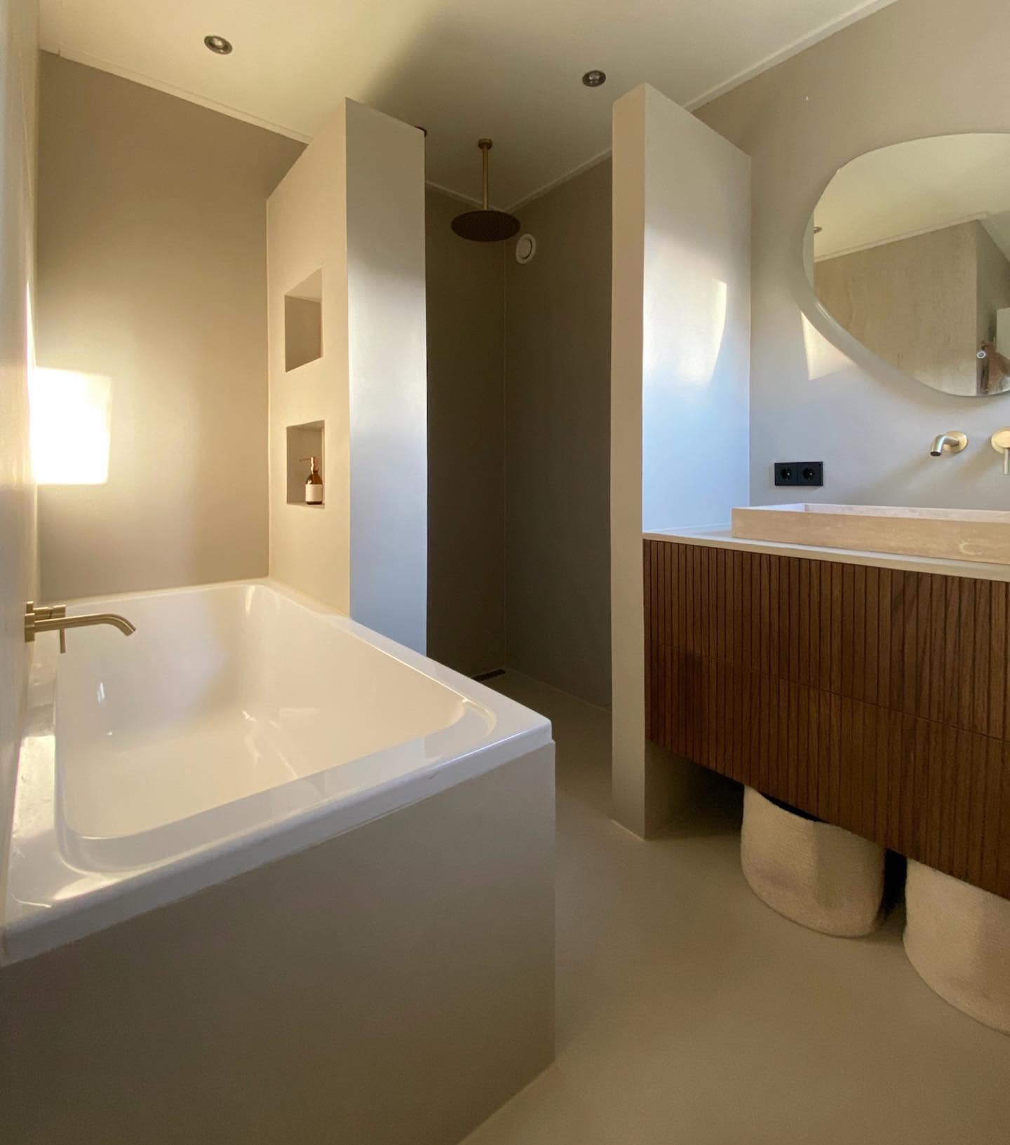 Trend alert: beton ciré over tegels in de badkamer